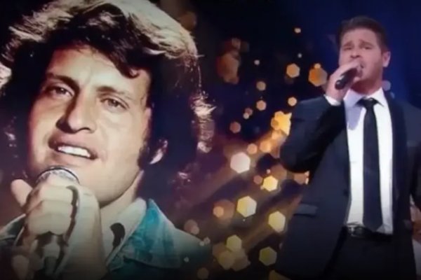 Коллаж: два певца с микрофонами на сцене